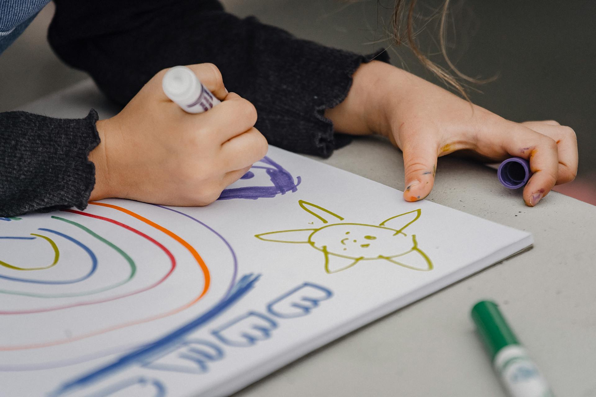 Creatief kind kleurt
